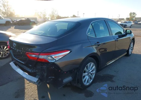 2018 Toyota Camry Le z USA, uszkodzony, nr VIN 4T1B11HK6JU064003
